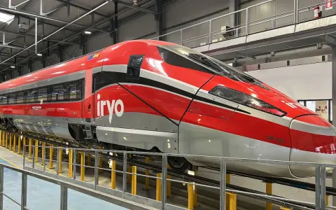 Der rote italienische Schnellzug "Frecciarossa" mit dem Logo "iryo" steht in einer Werkstatthalle.
