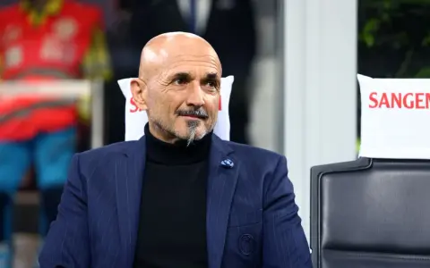 Luciano Spalletti, znany z prowadzenia drużyny Interu, w eleganckim garniturze.