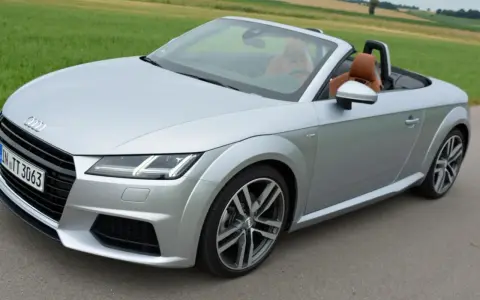 Silberner Audi TT 2.0 Roadster mit braunen Ledersitzen, bereit für eine Fahrt durch die Landschaft.