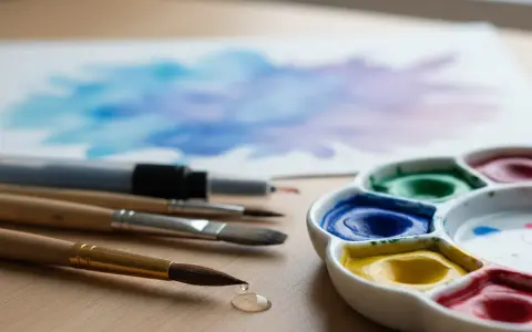 Un pinceau et une palette d'aquarelle colorée, prêts à créer une œuvre d'art sur une feuille blanche.