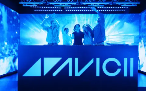 Glada besökare njuter av stämningen vid Avicii museum, med ljusshow och musik.