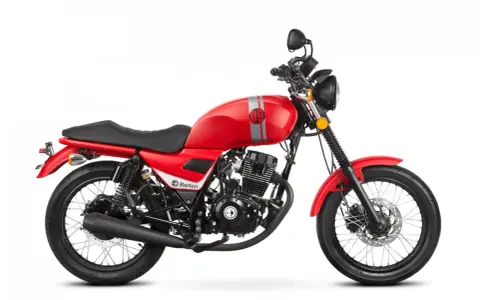 Czerwony motocykl Barton Cafe Racer 125 z klasycznymi szarymi pasami na baku i numerem 09.