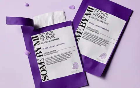 Två SOME BY MI Retinol Intense Reactivating Masks. Dessa masker innehåller retinol och bakuchiol, där det finns två former av vitamin A vilka ger en slätare hud.