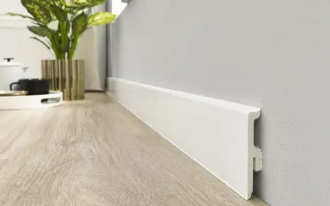Rodapiés blancos modernos, un detalle clave en la decoración actual. Su diseño minimalista realza la calidez de la madera del suelo.