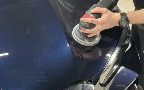 Jak myć auto po ceramice? Ekspert radzi: Trwały blask bez błędów.