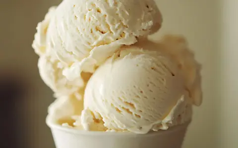 Cremiges Vanilleeis in einer Schale, perfekt für ein einfaches nicecream rezept.