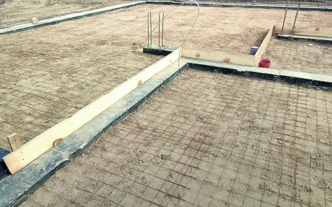 Przygotowanie pod fundamenty: siatka zbrojeniowa i szalunki czekają na odpowiedni beton na chudziaka.