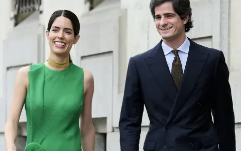 Los duques de Huéscar, Sofía Palazuelo y Fernando Fitz-James, sonríen mientras pasean.