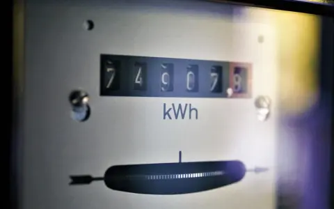 Licznik energii pokazuje 74907,8 kWh. To jest ile to jest kilowatogodzina zużytej energii elektrycznej.