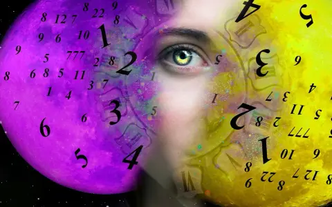 Twarz kobiety z numerologiczną 3 i 7, otoczona fioletowym i żółtym księżycem pełnym liczb i zegarów.