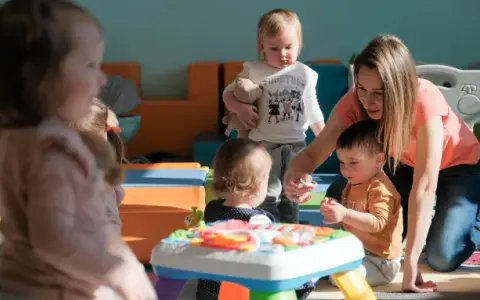 Ile opiekunek w żłobku? Kluczowe przepisy, które musisz znać