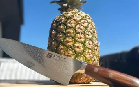 Ostrość noża XINZUO i dojrzały ananas zapowiadają, jak pokroić ananasa.