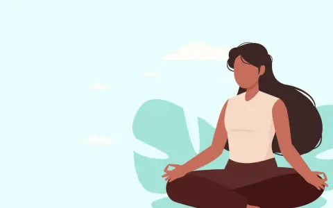 Frau in Lotussitz, Hände im Gyan Mudra. Meditation gegen Angst, um inneren Frieden zu finden. Sanfter Himmel mit Wolken.