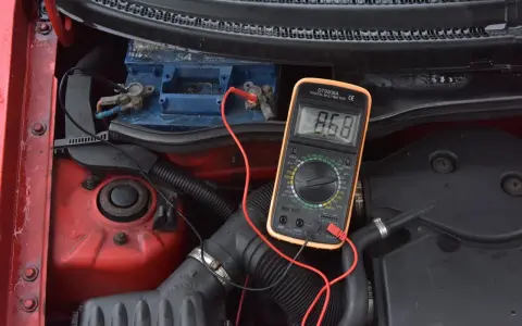 Multimetr pokazuje 8.68V, co potwierdza, że akumulator nie trzyma prądu.