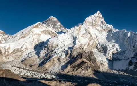 Jaka jest największa góra na świecie? Odkryj fascynujące fakty o Everestcie