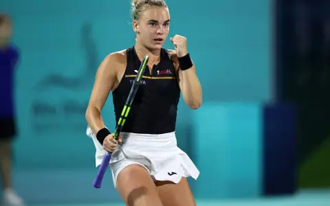 Jekatierina Aleksandrowa, tenisistka, triumfalnie unosi pięść po wygranym punkcie.