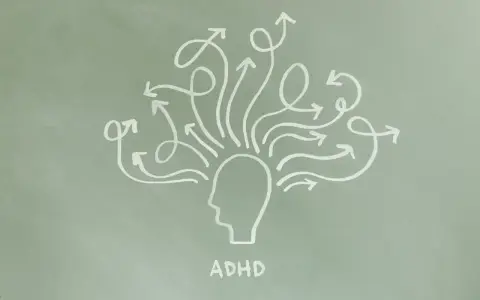 Grafika przedstawia głowę z mnóstwem strzałek wychodzących z niej we wszystkich kierunkach, symbolizującą ADHD.