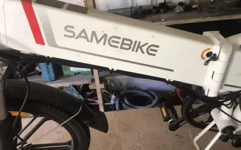 Biały rower elektryczny SAMEBIKE, z widocznym napisem marki. Wspomaganie nie działa, co jest problemem dla właściciela.