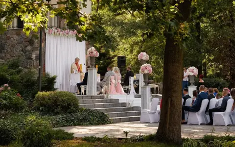 Piękna ceremonia ślubna w plenerze. Czy ksiądz może udzielić ślubu w plenerze? Tak, jak widać na zdjęciu, gdzie młoda para ślubuje sobie miłość przed ołtarzem na świeżym powietrzu.