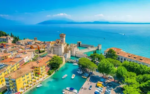 Un perfetto weekend sul lago di Como: castello medievale, acque cristalline e case colorate.