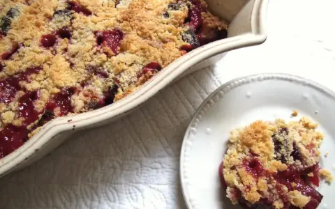 Un délicieux crumble aux quetsches, croustillant et fruité, prêt à être dégusté. Une recette simple et gourmande.