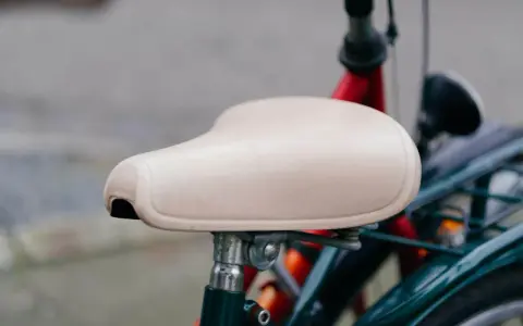 En ljus cykelsadel, redo att byta plats för en bekvämare resa.
