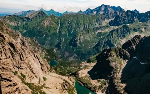 Majestatyczne Tatry, skaliste zbocza i zielone doliny. Jak się przygotować na taką wyprawę?