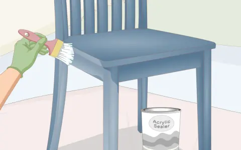 Pintando una silla de madera azul con un pincel. Un bote de sellador acrílico está al lado. Aprende como pintar sillas de madera estilo vintage.