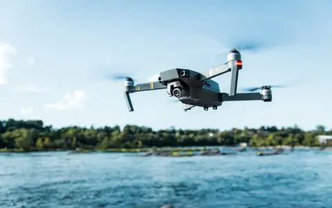 Drone in volo sopra un fiume, pronto per nuove avventure nel rispetto del regolamento droni 2024.
