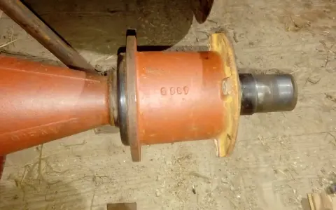 Część kosiarki rotacyjnej polskiej. Widoczny element stożkowy z oznaczeniem "WIRAX" i numerem "6 909".