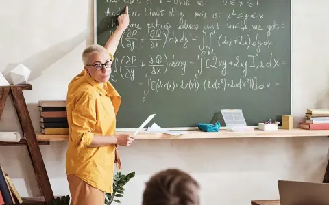 Nauczycielka matematyki w Finlandii tłumaczy skomplikowane wzory. Ciekawe, ile zarabia nauczyciel w Finlandii za taką pracę?