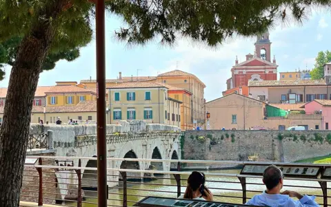 Ponte di Tiberio e palazzi colorati a Rimini, un'ottima idea per le cose da fare in città.