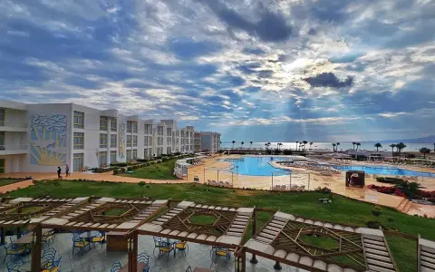 Hotel z basenami i widokiem na morze. Idealne miejsce na wakacje, gdzie temperatura wody w Marsa Alam zachęca do kąpieli.