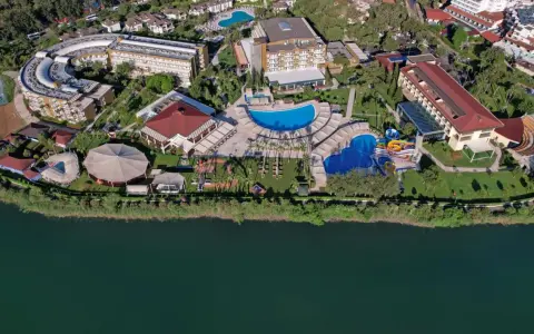 Marvida Family Eco Resort: rozległy kompleks z basenami, zjeżdżalniami i terenami zielonymi nad jeziorem.