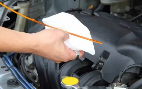Où est l'huile moteur ? Guide simple pour trouver jauge et bouchon