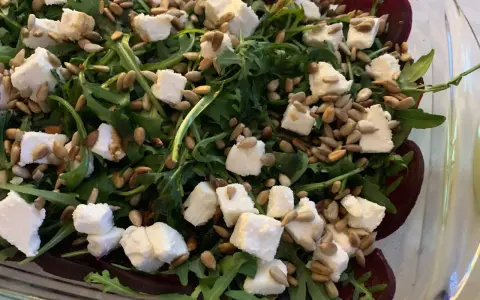 Pyszne carpaccio z buraka z fetą, rukolą i pestkami słonecznika. Idealny przepis na lekki posiłek.