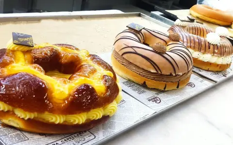 Rosca de la Almudena, un dulce circular relleno de crema, decorado con glaseado y chocolate.