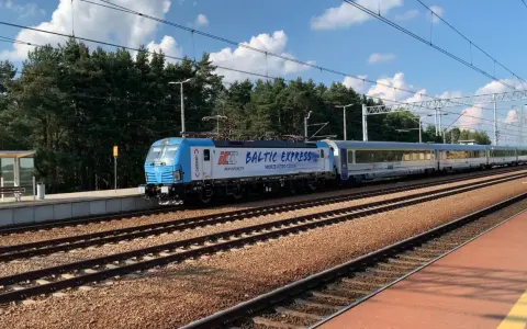 Pociąg Baltic Express PKP Intercity na trasie Warszawa-Wiedeń stoi na stacji.