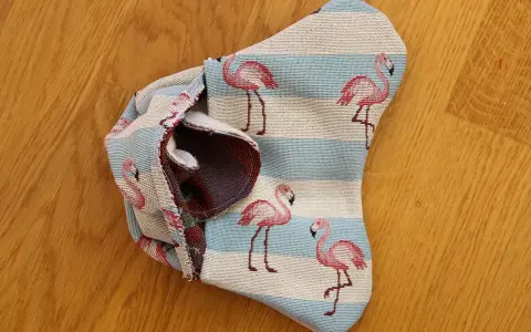En grytlapp med flamingomönster, redo att sy.