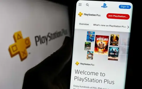Przeglądanie katalogu gier PS Plus Extra na smartfonie, z widocznym logo PlayStation Plus na tle.