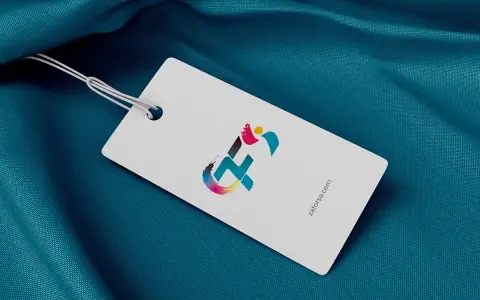 Etiquetas hecho a mano con logo colorido y web.