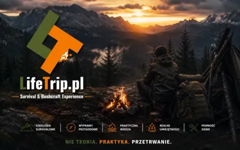 Człowiek siedzi przy ognisku w górach, ucząc się zasad survivalu. LifeTrip.pl - praktyka przetrwania.