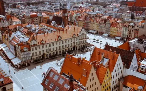 Widok z góry na Rynek we Wrocławiu z kolorowymi kamienicami i ratuszem.