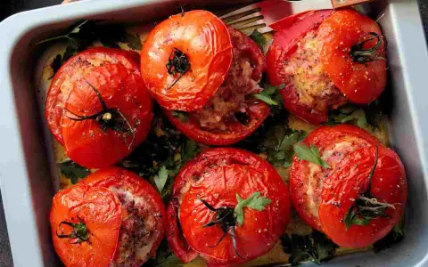 Pomodori ripieni freddi, gustosi e colorati, pronti per essere gustati in una giornata calda.