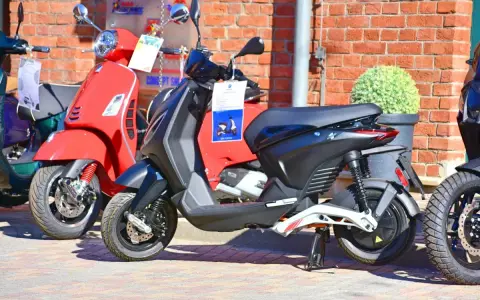 Nowe skutery czekają na swojego właściciela. Umowa sprzedaży skutera to pierwszy krok do wolności na dwóch kółkach.
