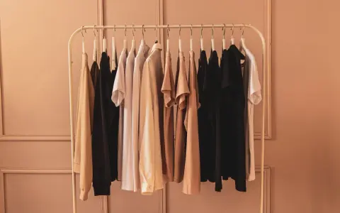 Perchero con ropa neutra, ideal para empezar a definir cómo encontrar tu estilo personal.