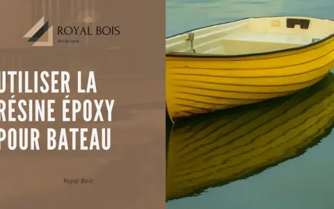 Un bateau jaune reflète l'eau. La densité de la résine époxy est idéale pour les réparations marines. Royal Bois.