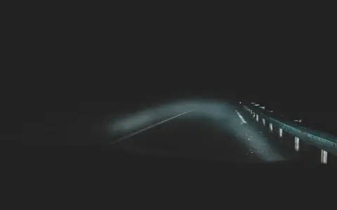 Strada buia e nebbiosa, un'atmosfera che evoca la differenza tra giallo e thriller. I fari illuminano un percorso incerto.