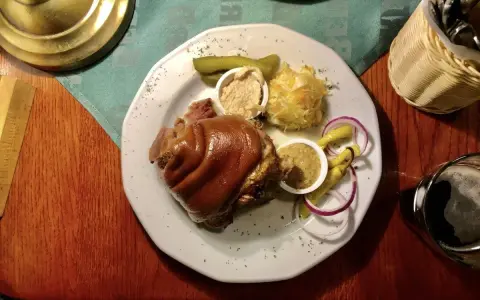 Gdzie zjeść golonkę? Najlepsze restauracje w Krakowie i więcej