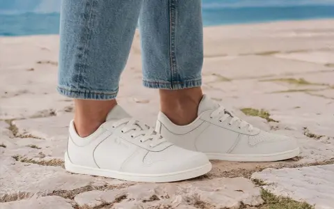 Scarpe bianche donna con jeans, perfette per un look casual da spiaggia. Scopri come abbinare le scarpe bianche donna per ogni occasione.